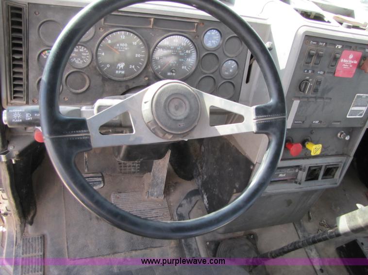 image for item 3537 1991 Mack CH613 semi truck