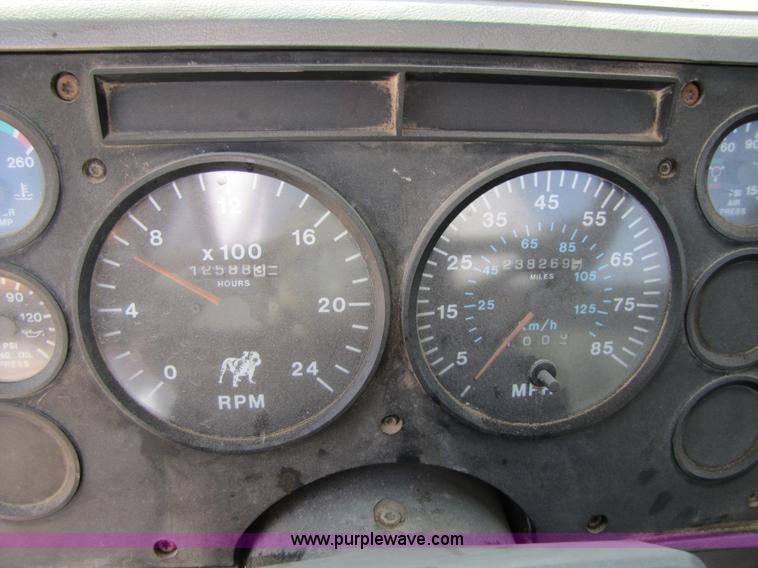 image for item 3537 1991 Mack CH613 semi truck