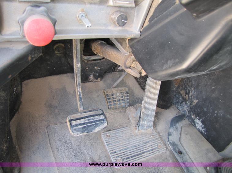 image for item 3537 1991 Mack CH613 semi truck