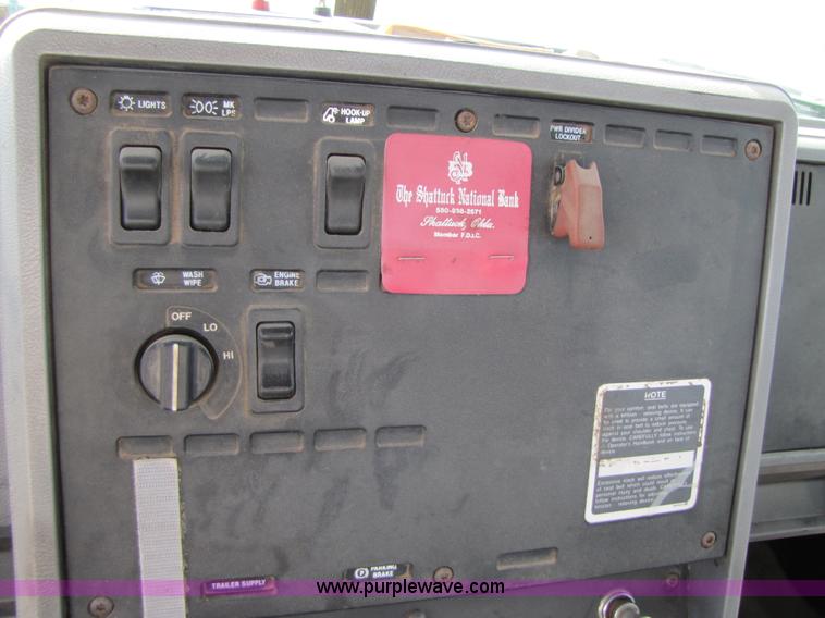 image for item 3537 1991 Mack CH613 semi truck