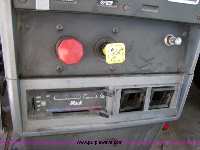 image for item 3537 1991 Mack CH613 semi truck