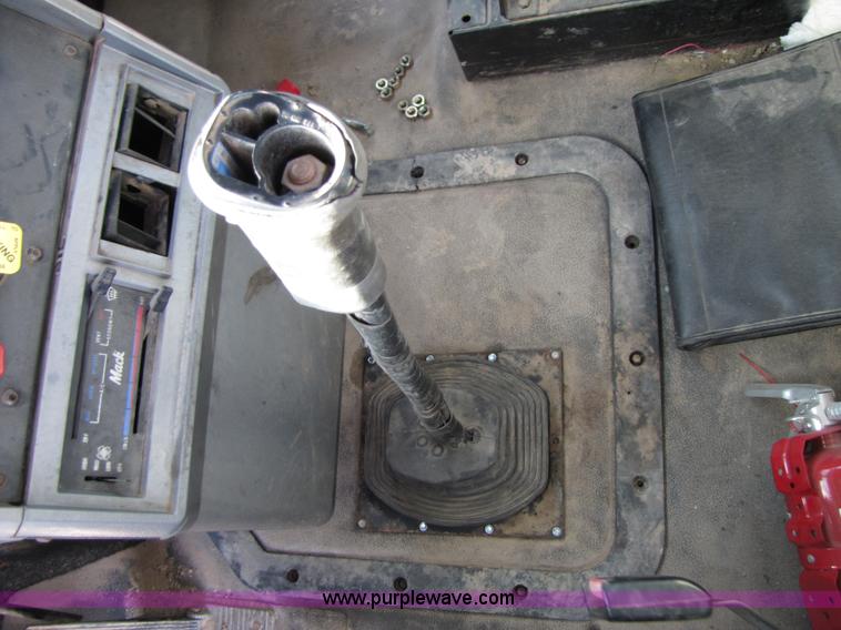 image for item 3537 1991 Mack CH613 semi truck