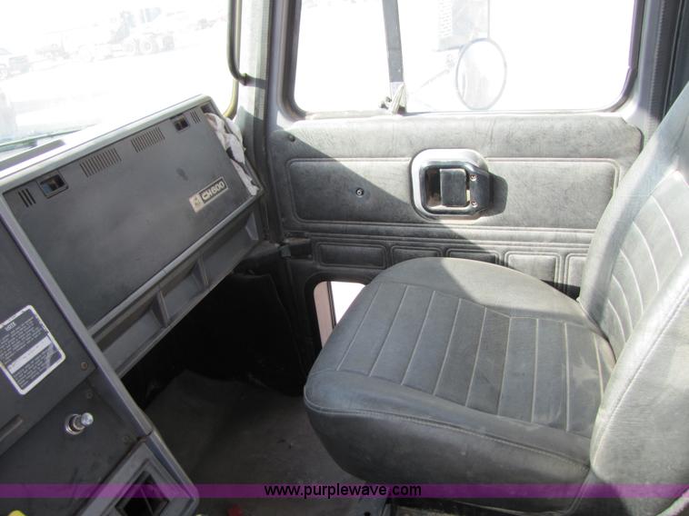 image for item 3537 1991 Mack CH613 semi truck
