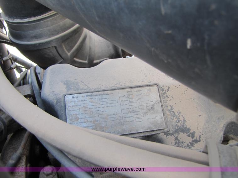 image for item 3537 1991 Mack CH613 semi truck