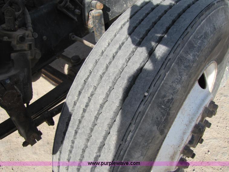 image for item 3537 1991 Mack CH613 semi truck