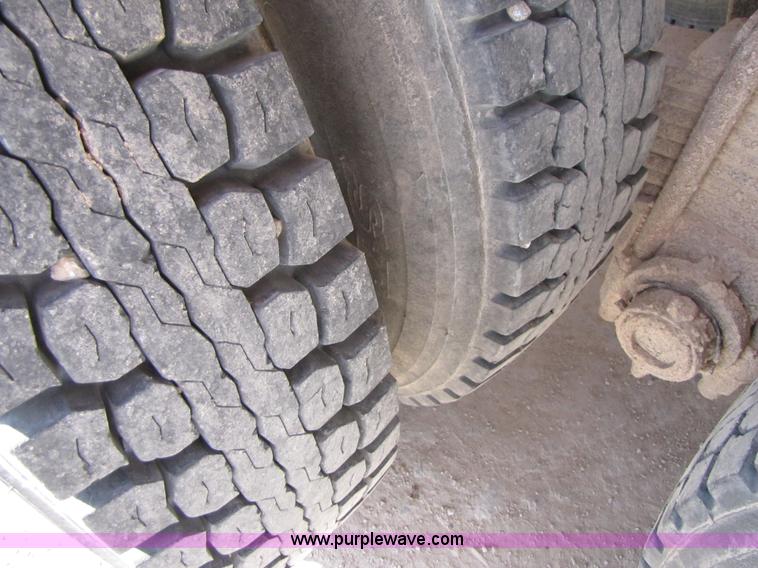 image for item 3537 1991 Mack CH613 semi truck