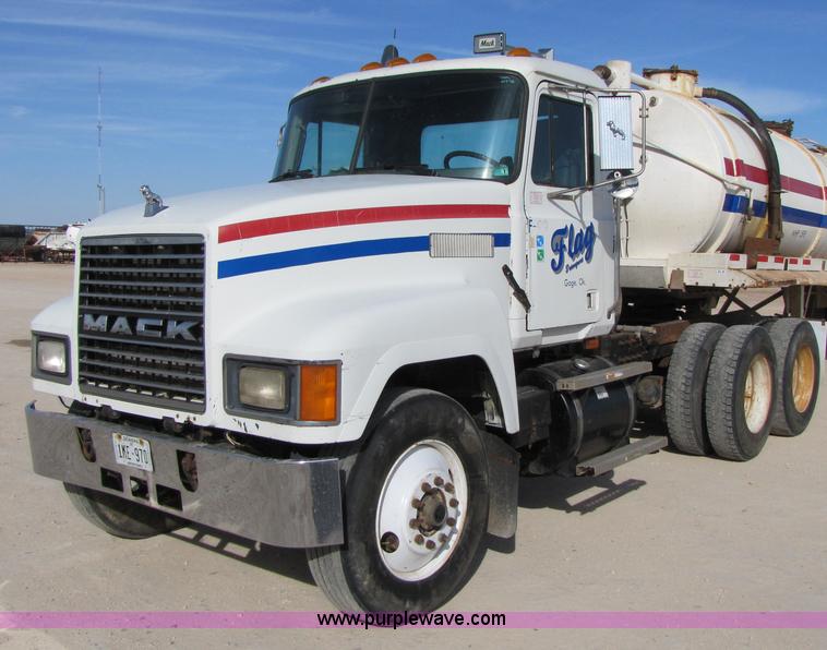 image for item 3539 1991 Mack CH613 semi truck