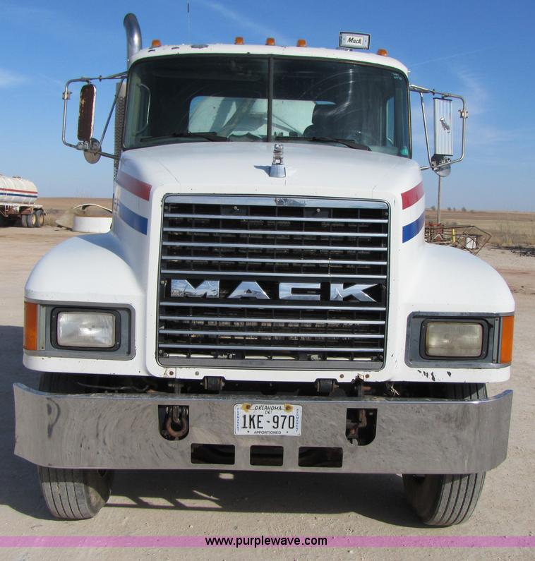 image for item 3539 1991 Mack CH613 semi truck