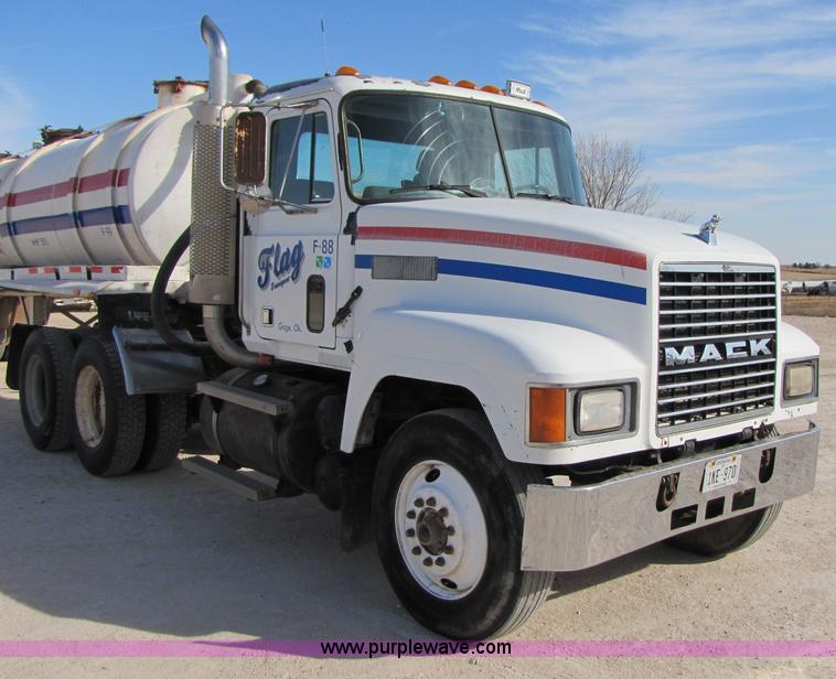 image for item 3539 1991 Mack CH613 semi truck