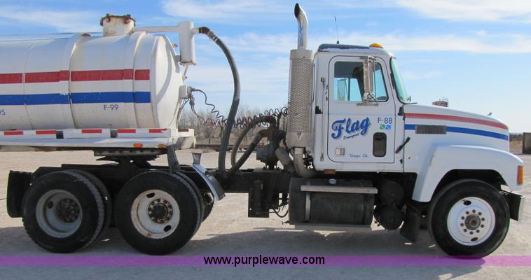 image for item 3539 1991 Mack CH613 semi truck