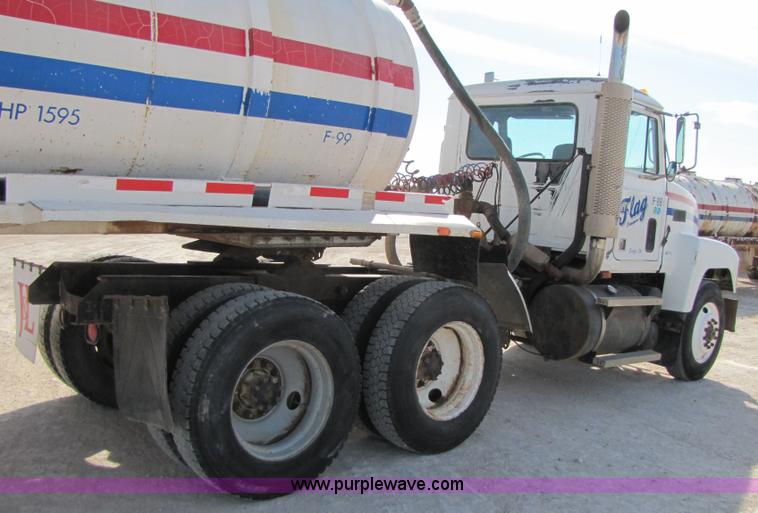 image for item 3539 1991 Mack CH613 semi truck