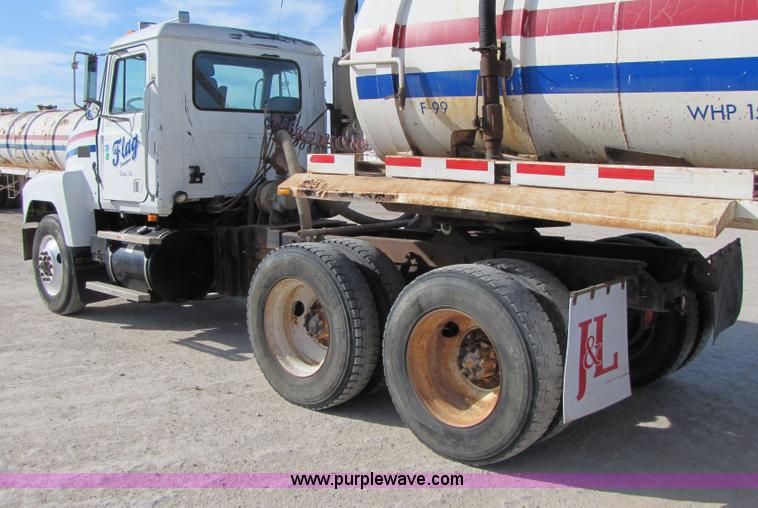 image for item 3539 1991 Mack CH613 semi truck