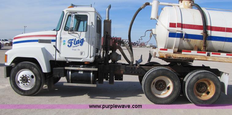 image for item 3539 1991 Mack CH613 semi truck