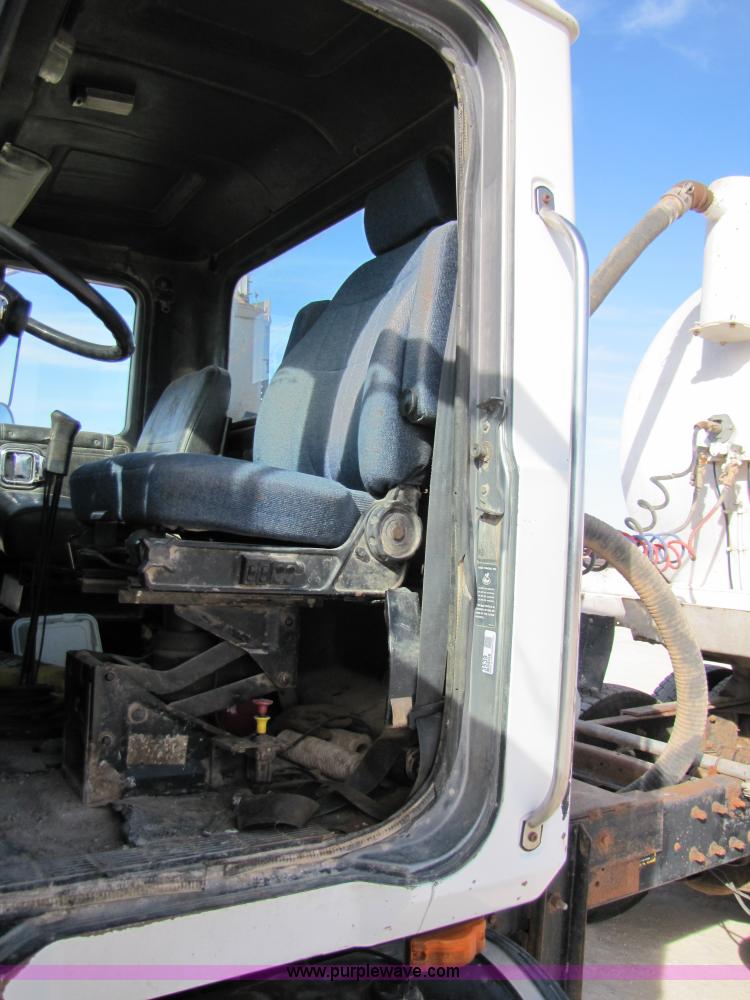 image for item 3539 1991 Mack CH613 semi truck