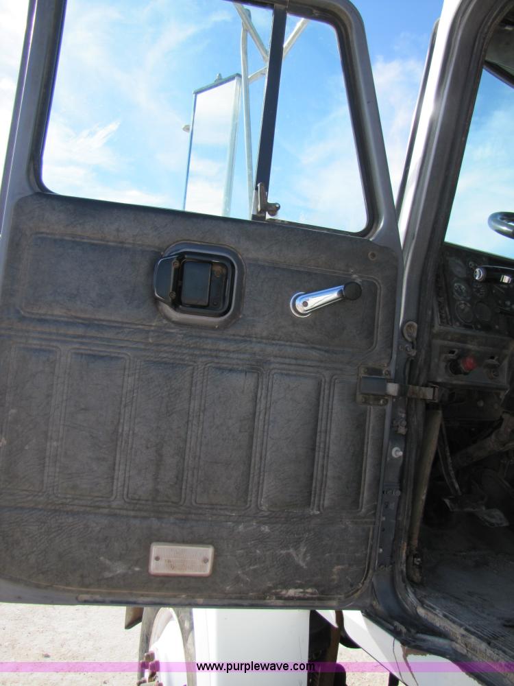 image for item 3539 1991 Mack CH613 semi truck