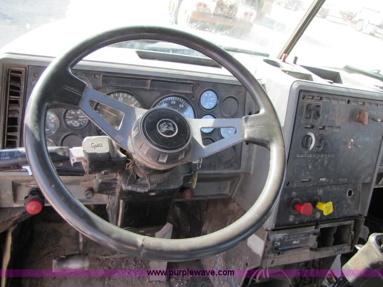 image for item 3539 1991 Mack CH613 semi truck