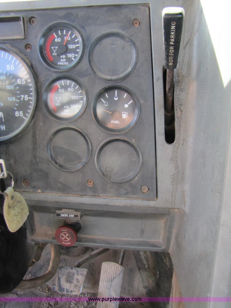 image for item 3539 1991 Mack CH613 semi truck