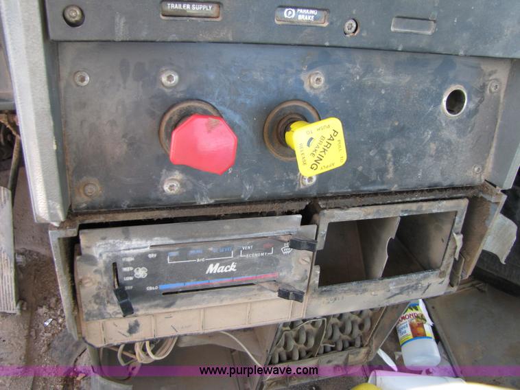 image for item 3539 1991 Mack CH613 semi truck