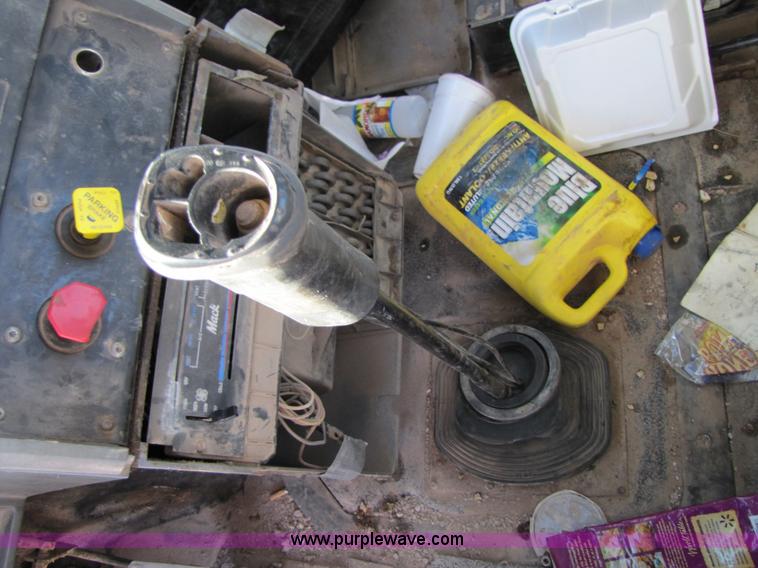 image for item 3539 1991 Mack CH613 semi truck