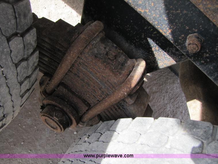 image for item 3539 1991 Mack CH613 semi truck