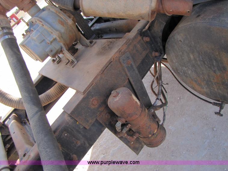 image for item 3539 1991 Mack CH613 semi truck