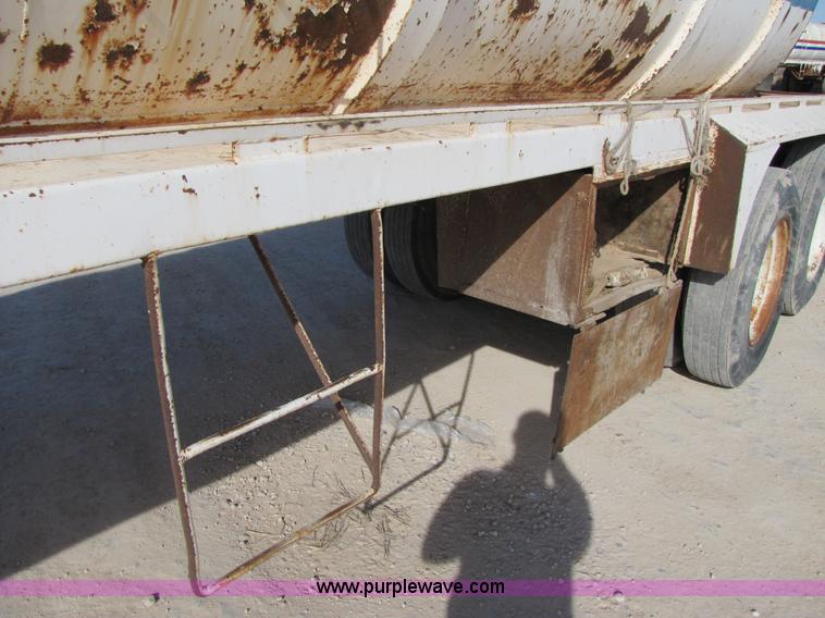 image for item 3540 1981 Tradeway 150 barrel vacuum trailer