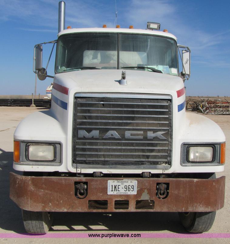 image for item 3541 1991 Mack CH613 semi truck