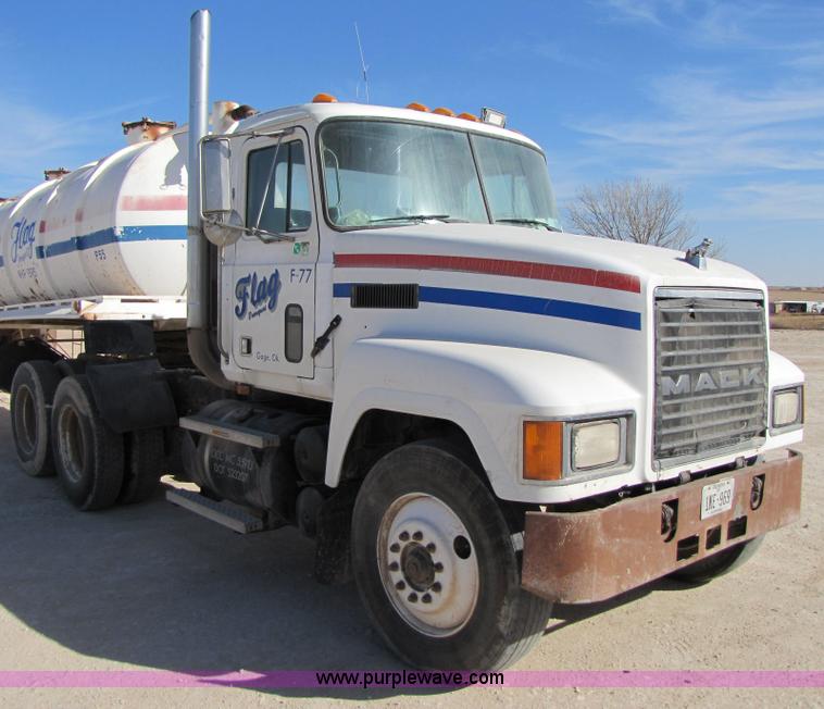 image for item 3541 1991 Mack CH613 semi truck