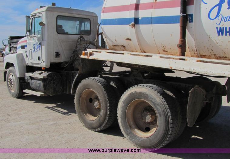 image for item 3541 1991 Mack CH613 semi truck