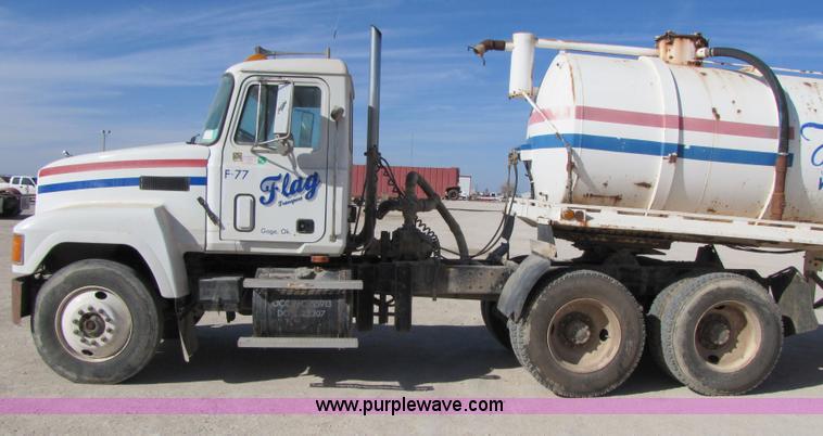 image for item 3541 1991 Mack CH613 semi truck