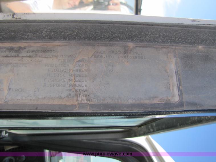 image for item 3541 1991 Mack CH613 semi truck