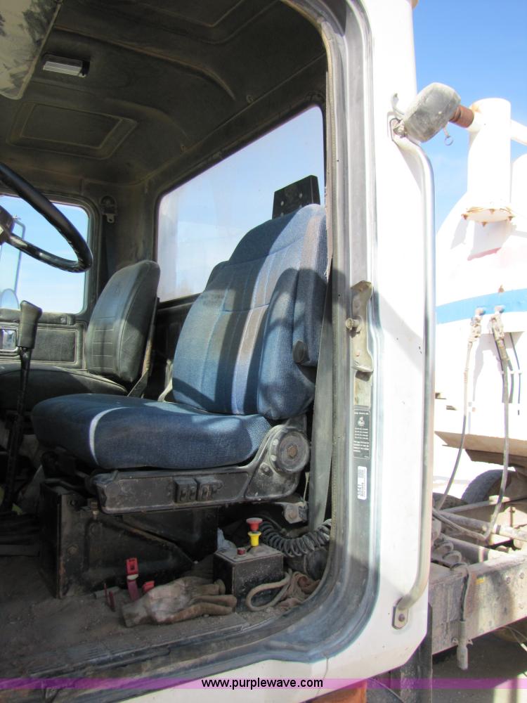 image for item 3541 1991 Mack CH613 semi truck