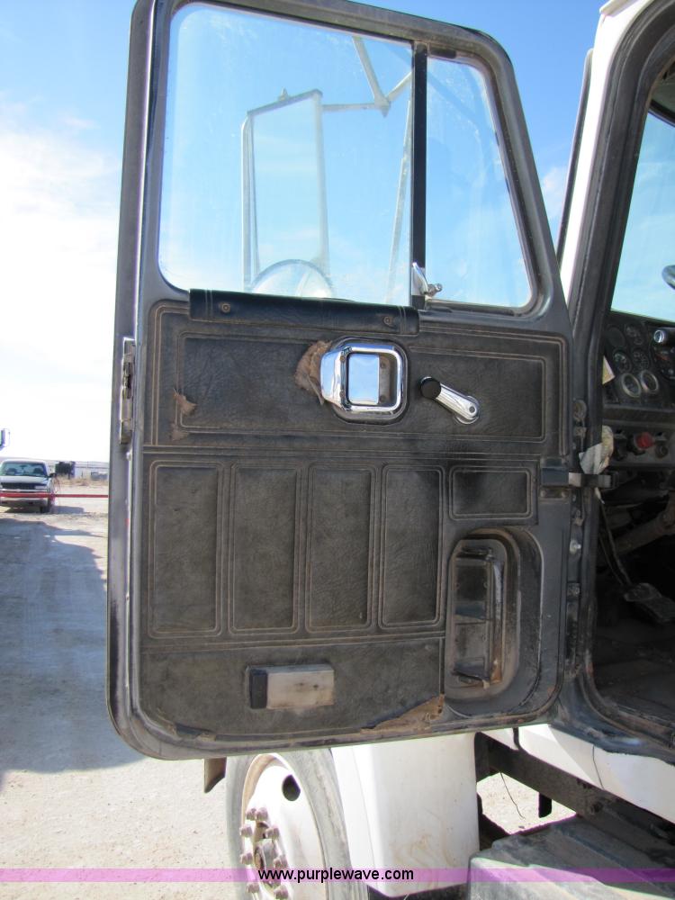 image for item 3541 1991 Mack CH613 semi truck