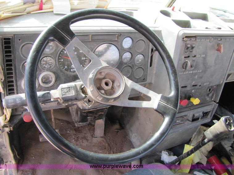 image for item 3541 1991 Mack CH613 semi truck