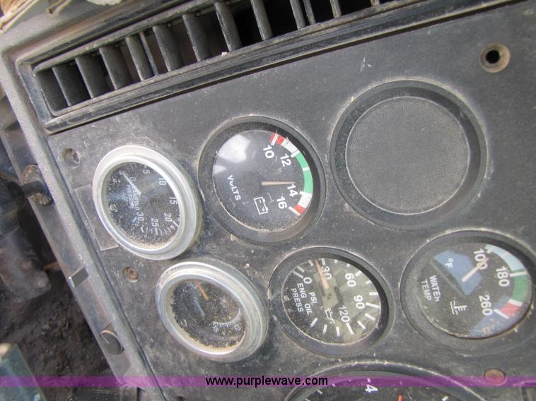 image for item 3541 1991 Mack CH613 semi truck