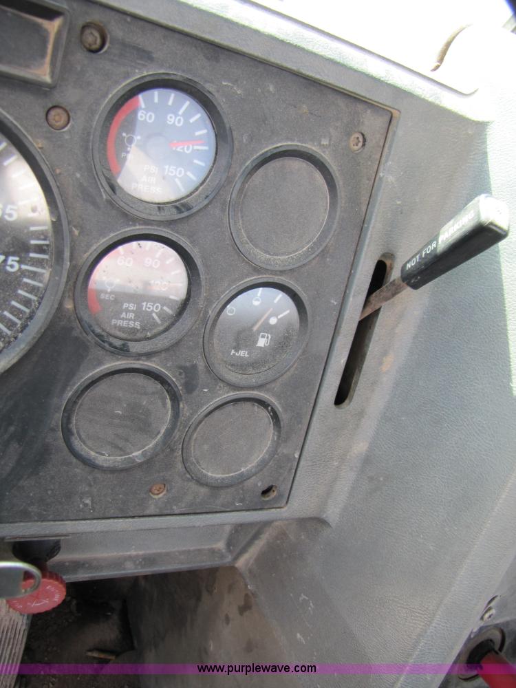 image for item 3541 1991 Mack CH613 semi truck