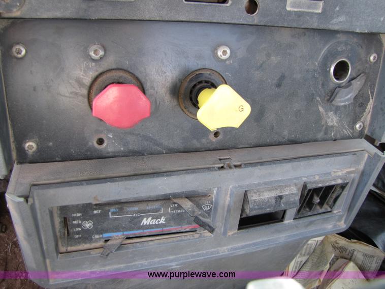 image for item 3541 1991 Mack CH613 semi truck