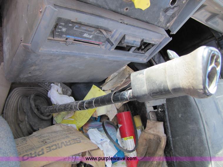 image for item 3541 1991 Mack CH613 semi truck