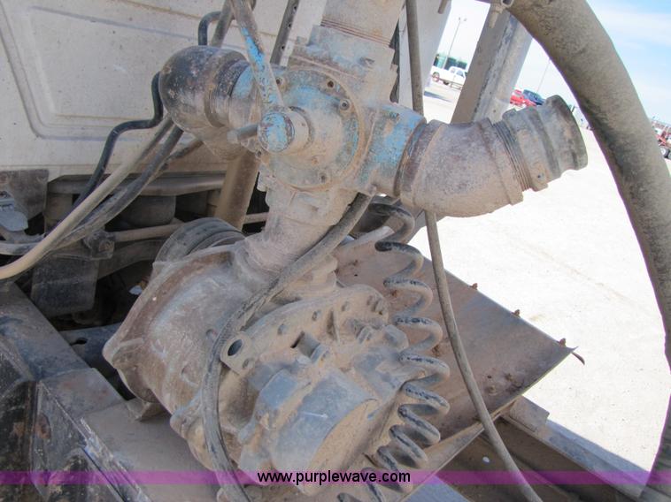 image for item 3541 1991 Mack CH613 semi truck