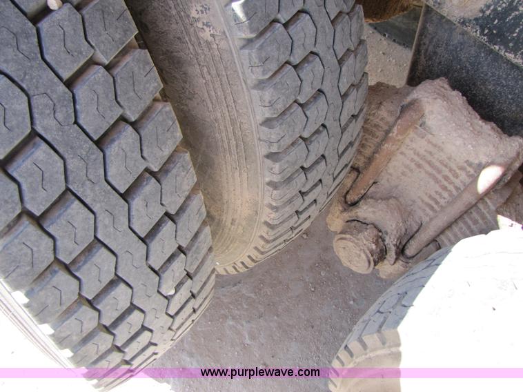 image for item 3541 1991 Mack CH613 semi truck