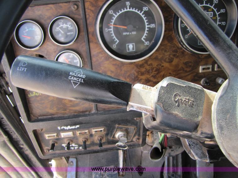 image for item 3542 1996 Kenworth T800 dump truck