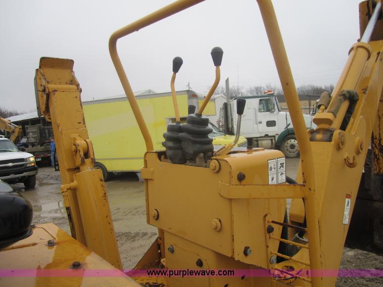 image for item 3697 Vermeer V-8100 trencher