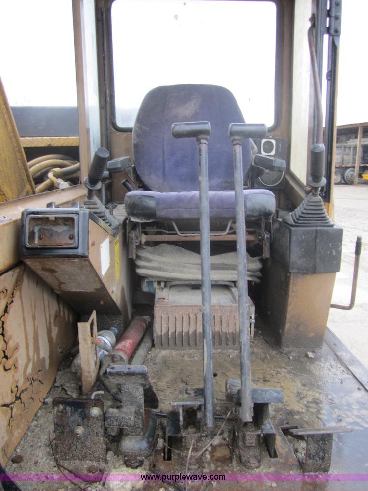 image for item 3711 1990 Caterpillar E120B excavator