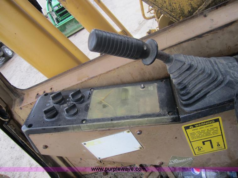 image for item 3711 1990 Caterpillar E120B excavator