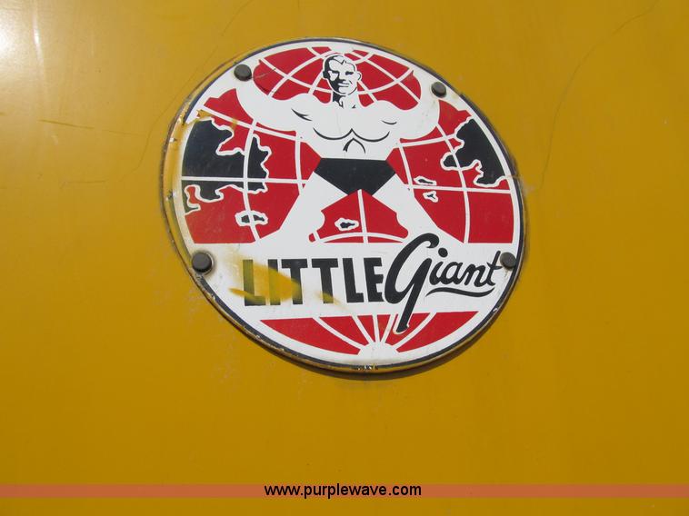 image for item 4067 1970 Lil Giant DV 550B crane