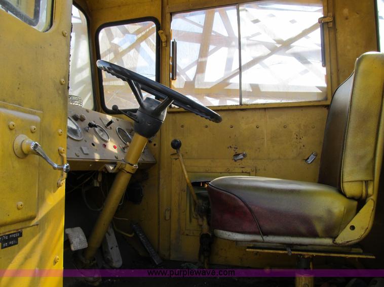 image for item 4067 1970 Lil Giant DV 550B crane