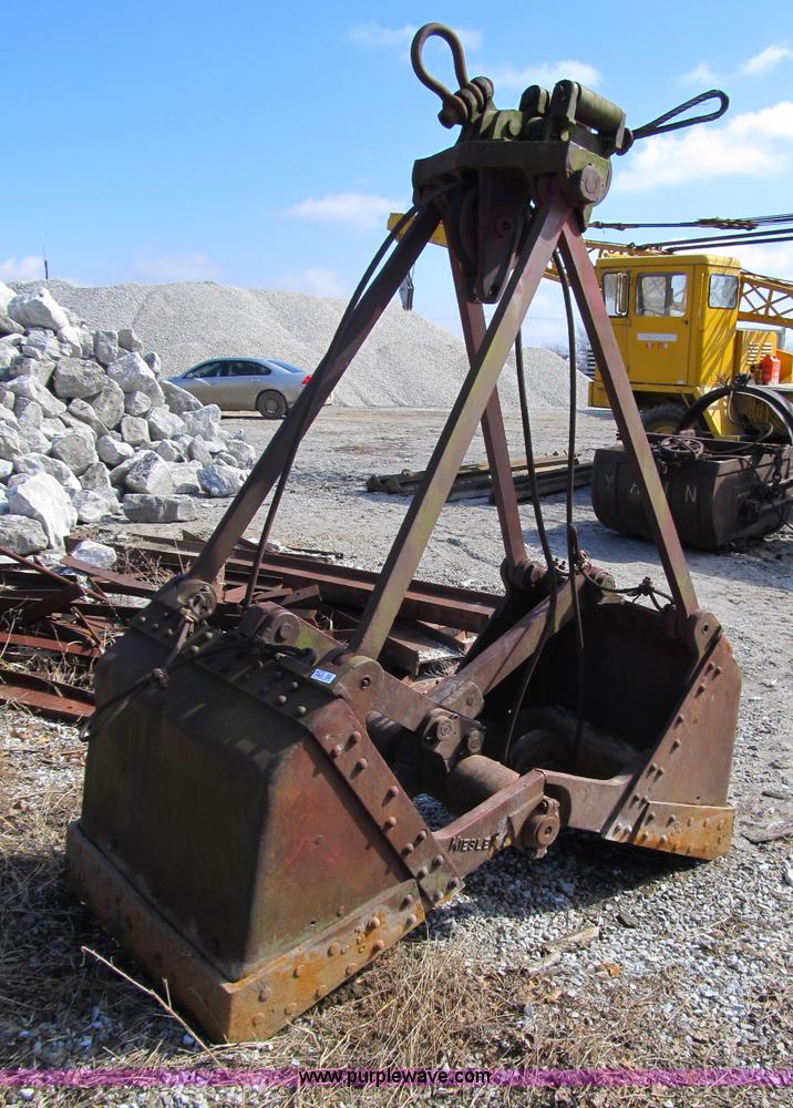 image for item 4073 Kiesler clamshell bucket