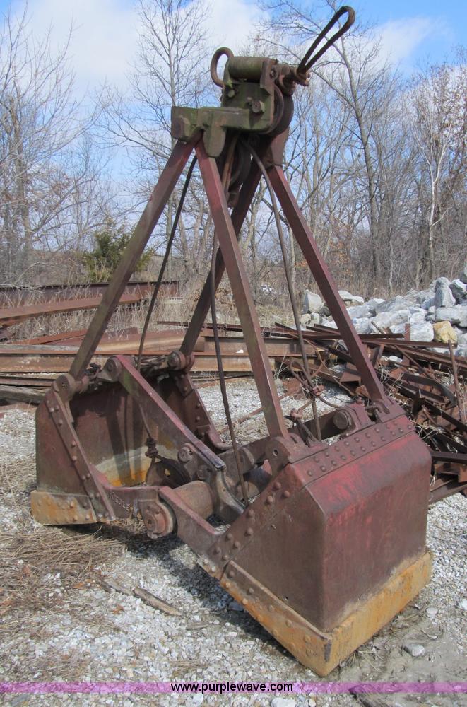 image for item 4073 Kiesler clamshell bucket