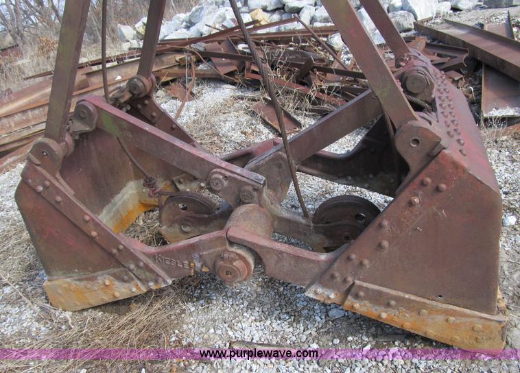 image for item 4073 Kiesler clamshell bucket