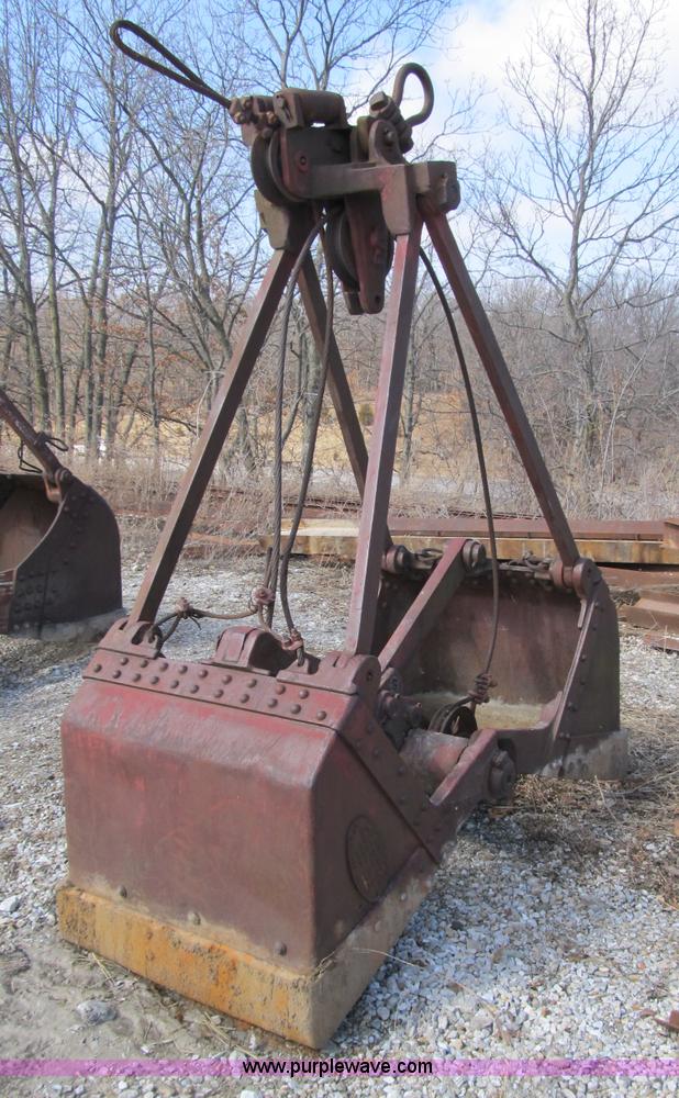 image for item 4073 Kiesler clamshell bucket